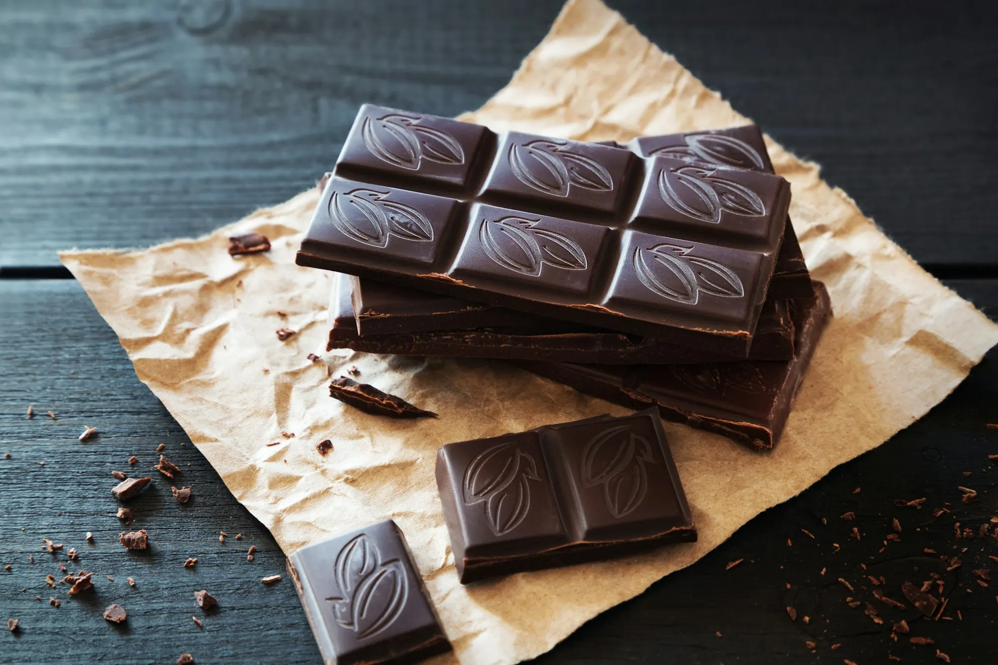 Repen pure chocolade op bakpapier