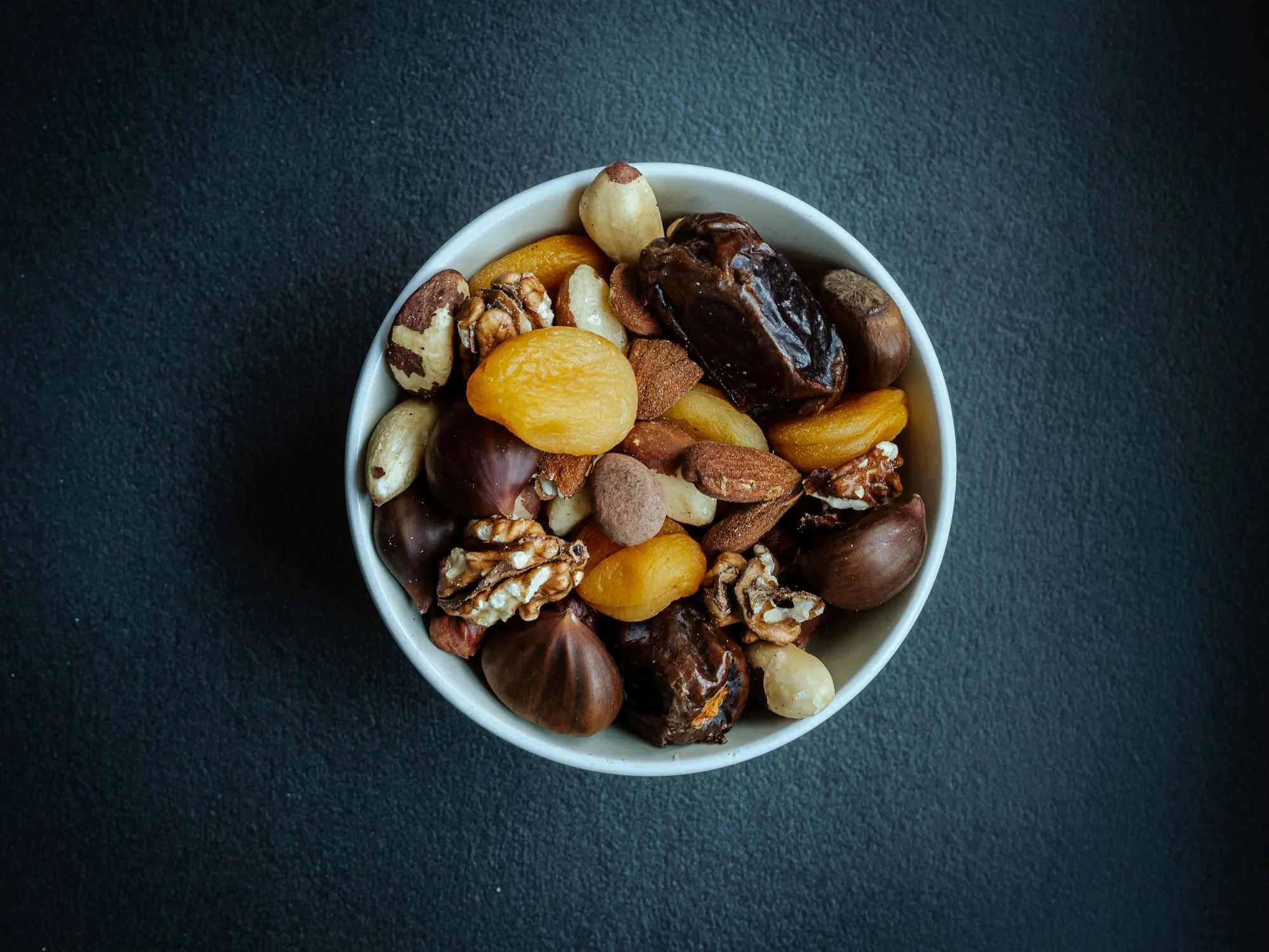 Een kom met noten, dadels en gedroogd fruit